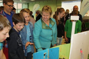 Maristenschüler erklären  Schulministerin Löhrmann den Wettbewerbsbeitrag