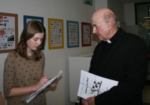 Bischof Genn im Gespräch mit Schülerzeitungsreporterin Christina (Foto: Justin)