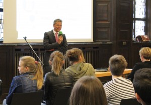 Bürgermeister Christoph Tesche begrüßt die Schülerinnen und Schüler im Ratssaal zur Veranstaltung.